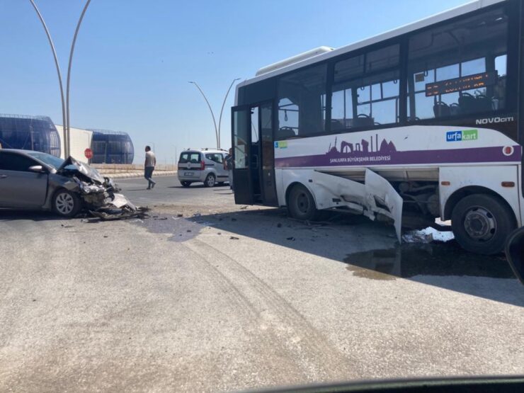 Otomobil belediye otobüsüne çarptı! 2 yaralı