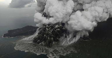 Endonezya’da yanardağ patladı, gökyüzüne 3 km kül püskürttü