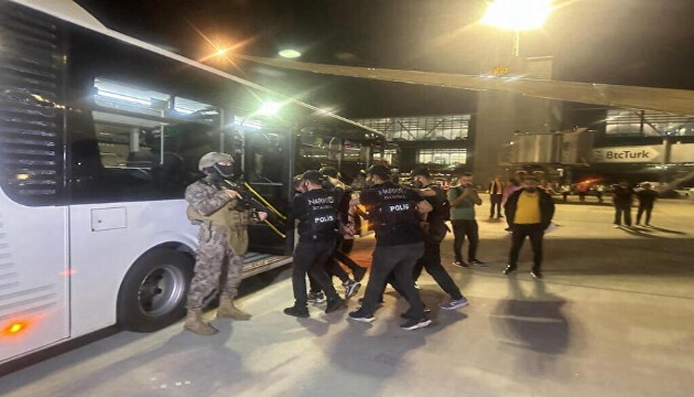 Interpol’ün aradığı üç kişi Türkiye’de yakalandı