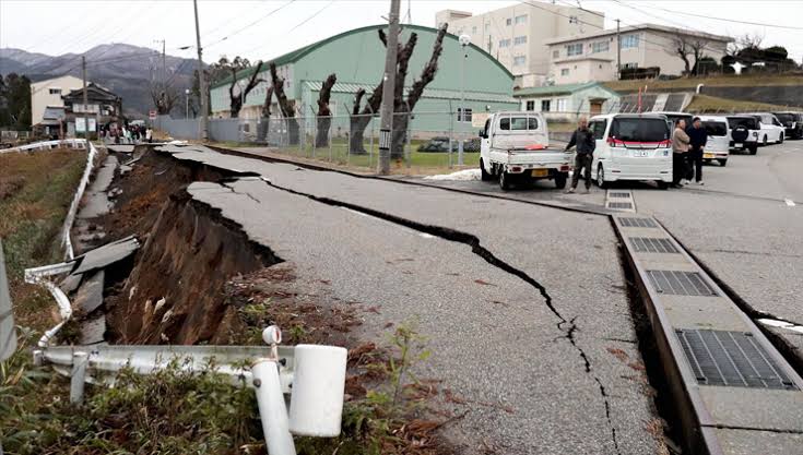 Japonya’da 7.4 büyüklüğünde deprem ve tsunami uyarısı