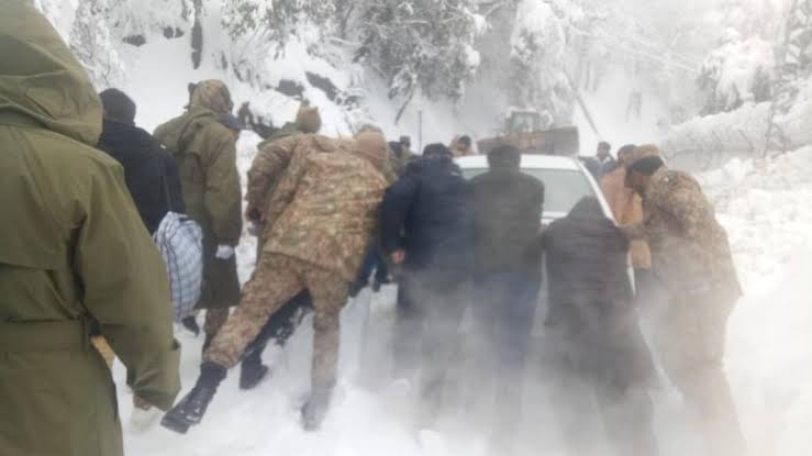Pakistan’da kar ve yağmur: En az 35 kişi öldü