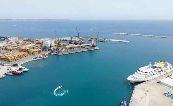 Antalya sezonun ilk kruvaziyer gemisini ağırladı