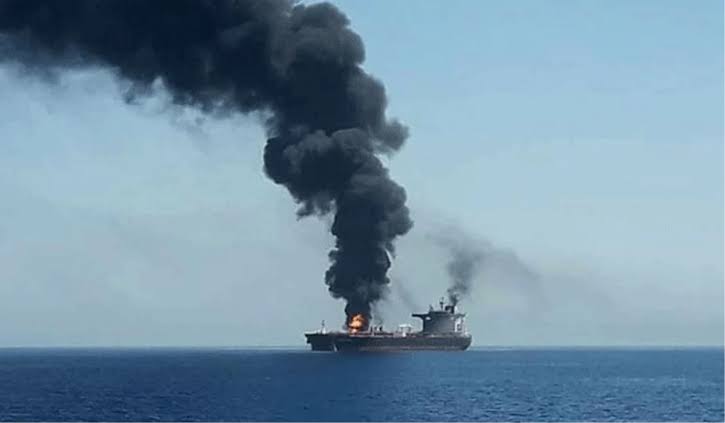 Husilerin füze saldırısında üç denizci öldü
