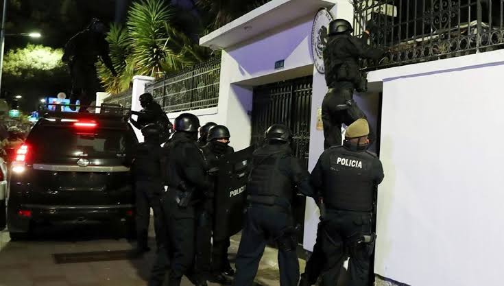 Ekvador polisi Büyükelçiliği bastı, Meksika ilişkileri kesti