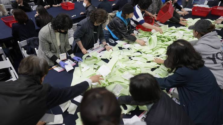 Güney Kore’de seçim: İktidar partisi hezimete uğradı