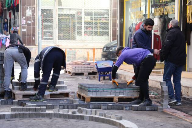 VİRANŞEHİR BELEDİYESİ KIŞLA MAHALLESİNDE YOLLARI YENİLEMEYE DEVAM EDİYOR