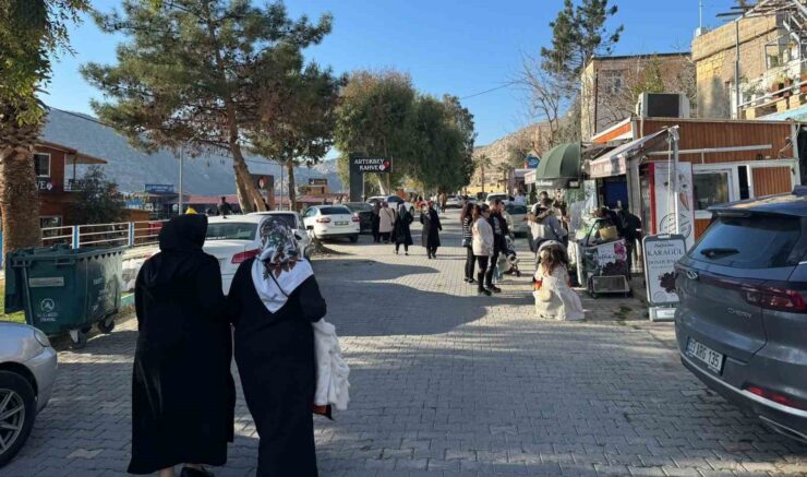 Halfeti’de turist yoğunluğu